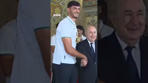 موقف طريف للرئيس تبون مع لاعبي كرة السلة