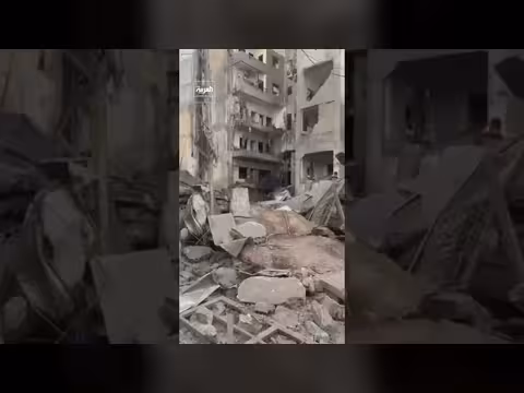 آثار الدمار بعد غارة إسرائيلية على منطقة الشياح