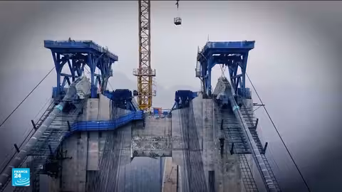 الصين تفتتح أطول جسر في العالم وتختبره بشاحنات