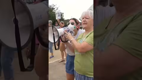 معرض توظيف هيئة الهجرة الأمريكية وتظاهرات ضد سياساتها