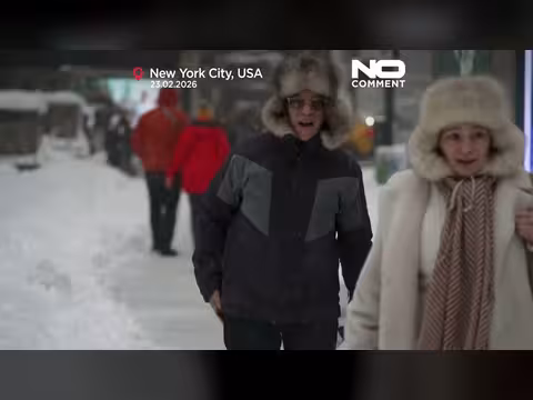 نيويورك تحت الثلوج: 60 سنتيمتراً تعطل الحياة وتُبهج الأطفال