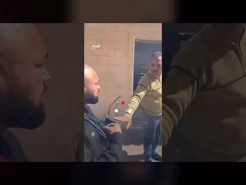 فصل شرطي مصري بعد تلقيه رشوة من سائح أسترالي