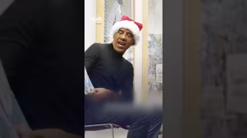 أوباما يقرأ القصص لطلاب في مكتبة شيكاغو بزي بابا نويل