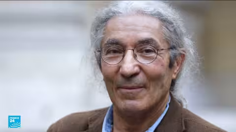 ماكرون يستقبل الكاتب بوعلام صنصال بعد إطلاق سراحه من الجزائر