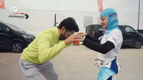 فتاة هندية تطمح للفوز بسباق سيارات