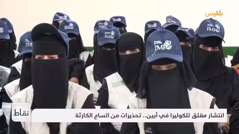 فون دير لاين تتعثر أثناء البحث عن مكانها في صورة مع ترمب.