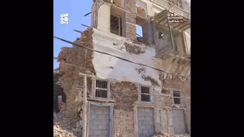 انهيار مبنى حكومي تاريخي في الحديدة بسبب الإهمال