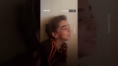 طفلة غزية تبكي فرحاً لوقف إطلاق النار