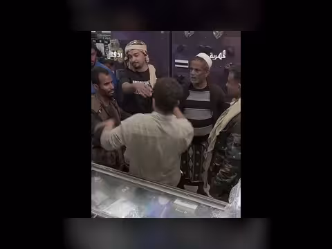 مشادة كلامية حادة بين عامل وزبون في مشهد درامي