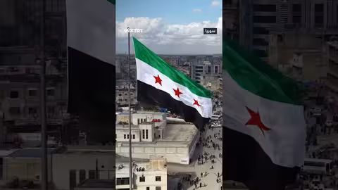 رفع العلم السوري في الرقة بعد طرد تنظيم ypg