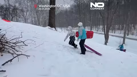 عاصفة شتوية في الولايات المتحدة تحول التلال إلى ساحات للتزلج