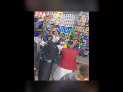 شاهد كيف أدب الناس زبونًا استغل فتاة في محل تجاري