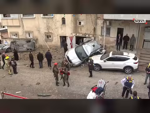 دمار واسع وإصابات جراء سقوط شظايا صاروخ إيراني في إسرائيل