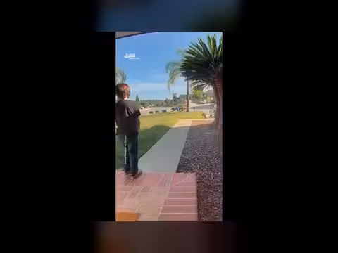 طفل أميركي يواجه أفعى جرسية