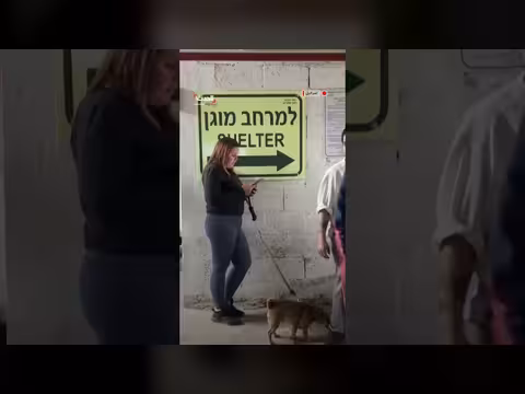 إسرائيليون يفرون إلى الملاجئ بعد رصد صاروخ في تل أبيب