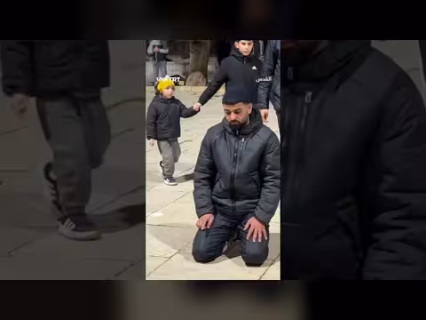 فلسطينيون يوثقون دخولهم الأقصى بعد إغلاقه 5 أسابيع