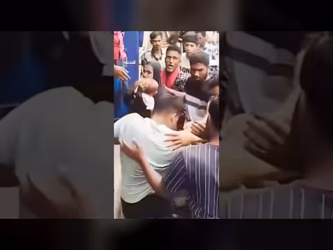 والد ينقذ طفله من سقوط على سكة حديدية في بنغلاديش