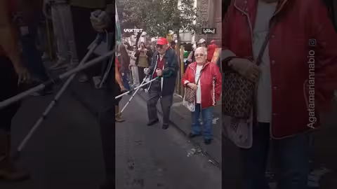 مسن إيطالي يعبّر عن دعمه لغزة بعكازه