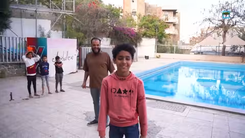 تحدي غني وفوق رأسك كوب ماء بشرط ما ينكع