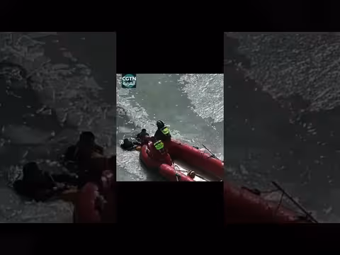 إنقاذ رجل مسن من بحيرة متجمدة في منطقة نينغشيا الصينية