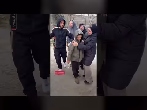 الطفل مصطفى يودع والديه وأخويه بعد مقتلهم