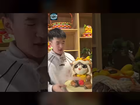 صيني يصنع كعكة على شكل حصان احتفالاً بعام الحصان