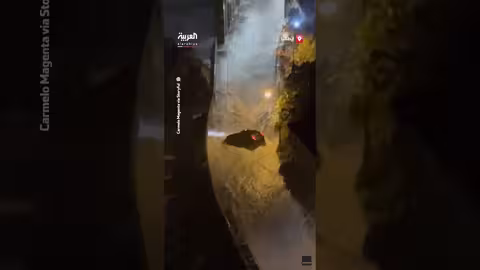 أمواج هائلة تغرق طريقاً ساحلياً في إيطاليا