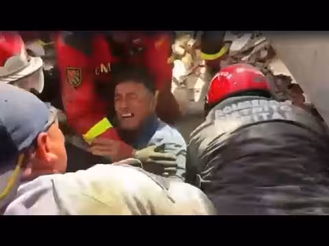 إنقاذ ناجٍ من تحت الأنقاض بعد زلزال فنزويلا
