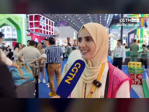 فتاة مغربية في المعرض تامل أن تكون هايكو بداية خير