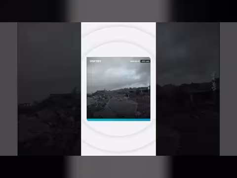 جيش الاحتلال يوثق تدميره لبنت جبيل