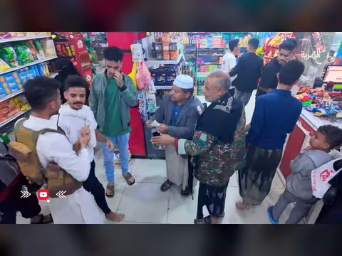 شيبة يتبلطج على شباب بسبب ملابسهم