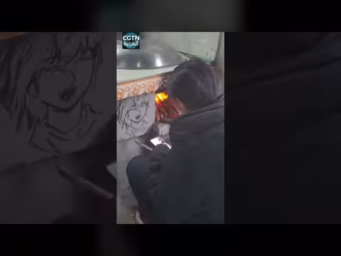 فتاة صينية تتدرب على الرسم بإشعال النار بعصا حطب