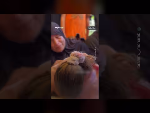 طفلة تودع والدتها الشهيدة في غزة