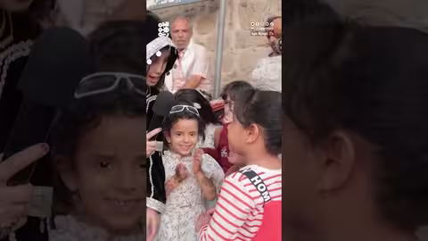 رد طفلة على سؤال: من اشترى لك البدلة؟ | عيدية عيد