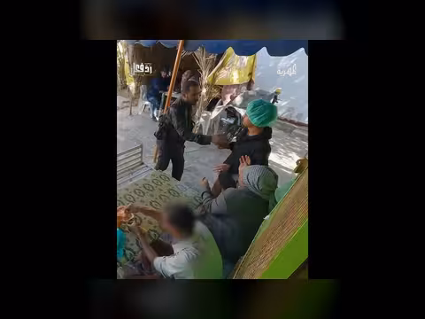 موقف إنساني: رجل يقف بجانب مريض ويساعده في دفع تكاليف العلاج