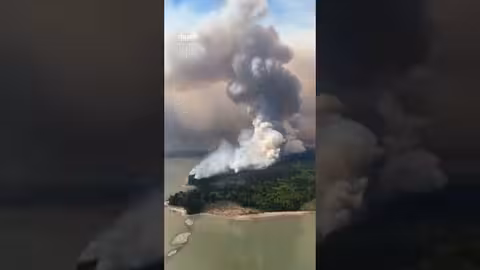 تصاعد الدخان في السماء مع اشتعال حرائق الغابات في مانيتوبا بكندا