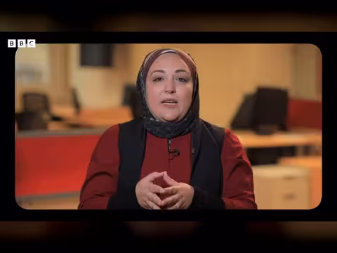 إيران تغلق مضيق هرمز وشركات شحن بحرية تعدل مساراتها