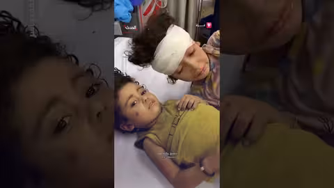 طفلتان مصابتان ترتجفان من الخوف بعد قصف منزل في غزة