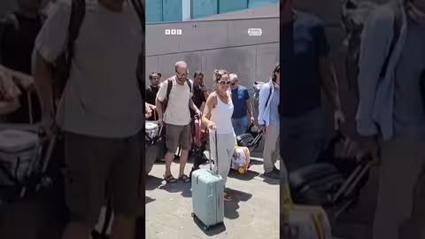 إسرائيليون يفرون من القصف عبر مصر