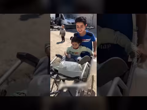 فرح طفلة بعد حصولها على الماء