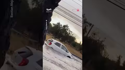 فيضانات تشيلي: سيارات تسحب إلى الخلف