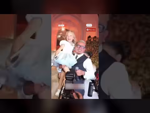 عمرو دياب يغني مع طفلة على المسرح