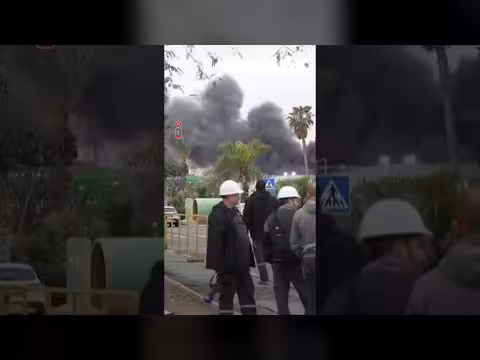 دخان كثيف من مصنع كيماويات بعد هجوم صاروخي إيراني