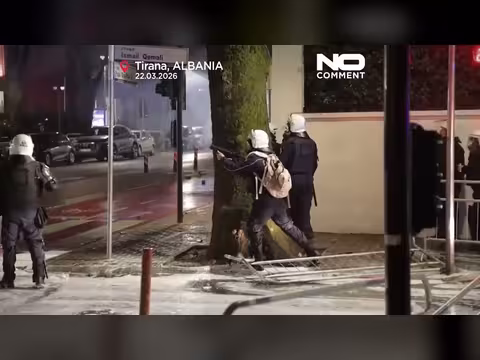 اشتباكات عنيفة بين محتجين شرطة في تيرانا