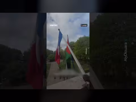 عمدة فرنسي يرفع علم فلسطين تضامناً