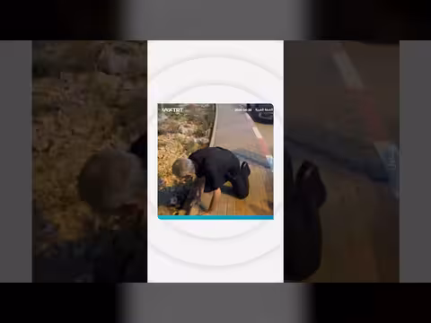 صحفي فلسطيني يسجد لله فرحاً بحريته