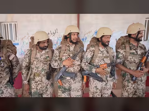 طارق صالح يتابع دورات الحرب القتالية