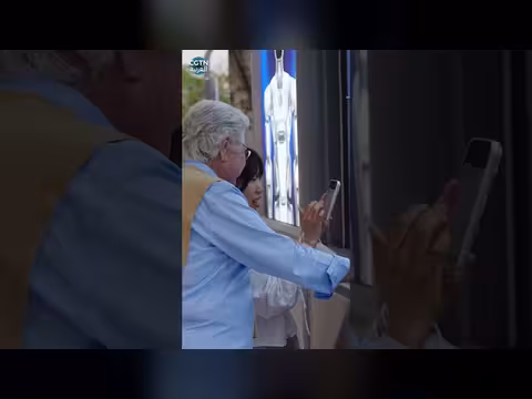 فنان مصري يجرّب روبوت إعداد القهوة في الصين