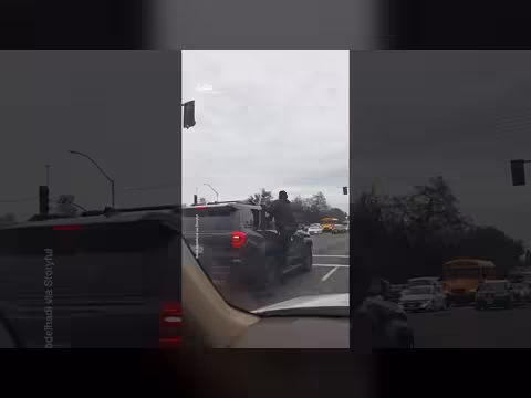 تشبث رجل بسيارات متحركة في كاليفورنيا: حادث خطير ومثير للجدل