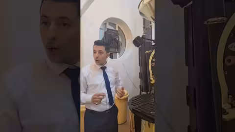 ماريا قحطان من أمام أحدث آلآت تحميص القهوة باليمن. #البن_اليمني